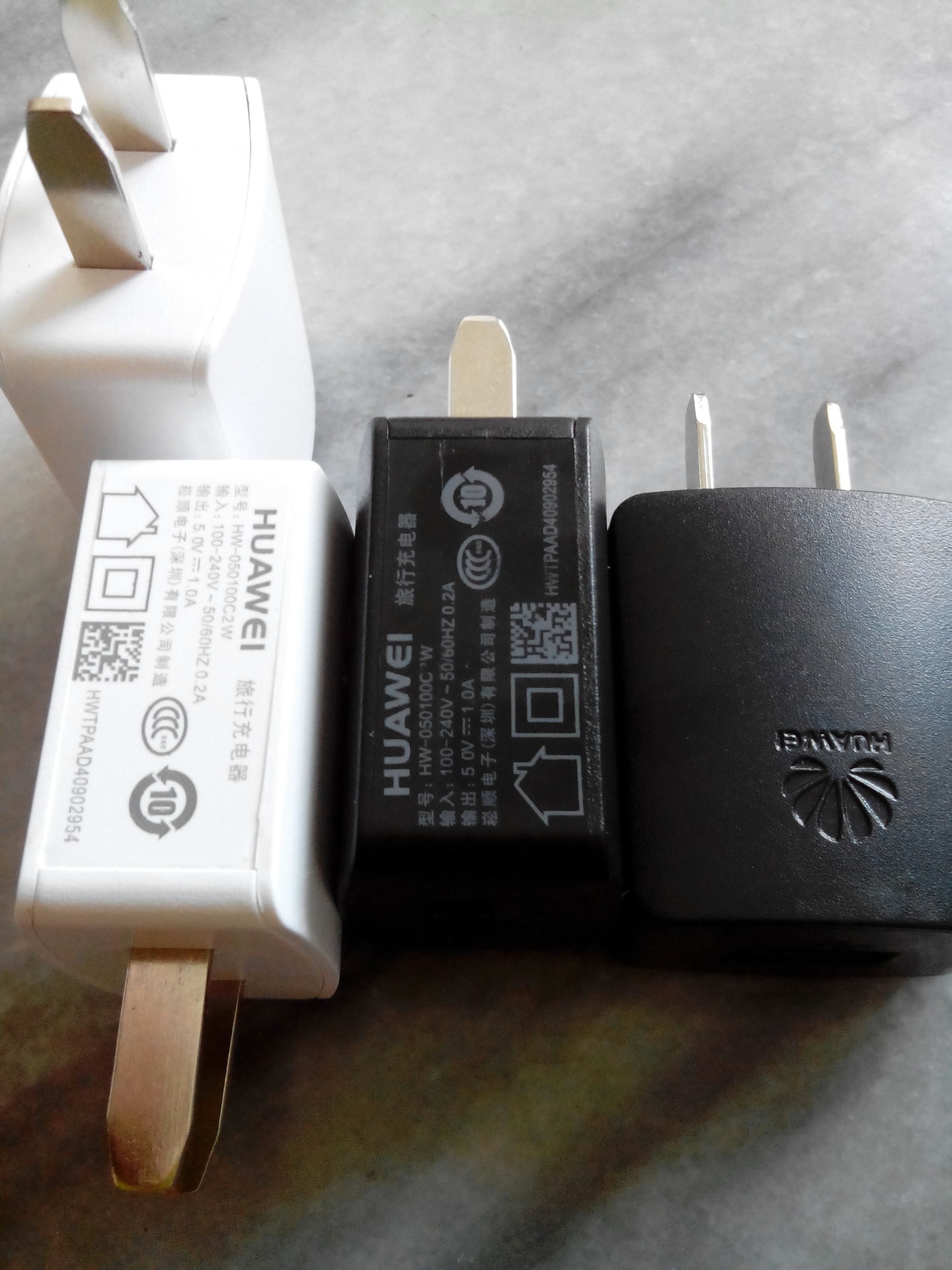 华为充电器5V/1000mA 三代与四代充电头的区别、价格及选购指南